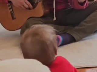 Juraj Bača hrá synčekovi na gitare