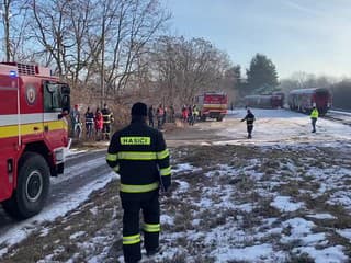 Hasiči a záchranári zasahovali v Jelenci pri simulovanej zrážke dvoch vlakov