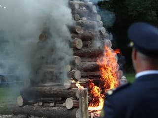 Slovenské národné povstanie si pripomenuli pietnym aktom a zapálením vatry