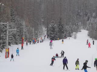 Lyžiari na svahu Jakubkovej lúky