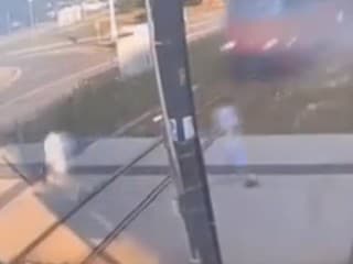 V Bratislave zrazila električka chlapca