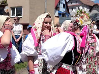 Tradičný sprievod dievčat a žien so spevom chorovod Omilienci