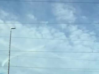 Video zachytilo muža a dve deti pri nebezpečnom konaní na železničnom priecestí