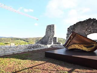 Zvuková inštalácia z klavíra na hrade Beckov