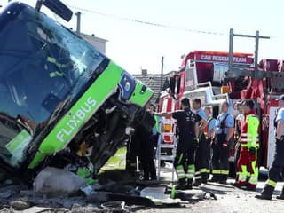 Pri nehode autobusu v Dobrej Nive sa ľahko zranilo deväť ľudí