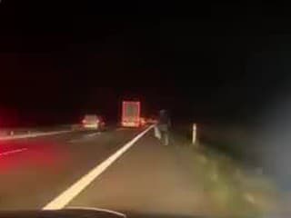 Šialené zábery cyklistu! Cestu si večer skrátil cez diaľnicu D2