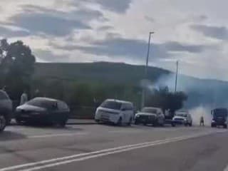 Tragédia vo Vajnoroch: Po zrážke dvoch áut jedno spadlo z nadjazdu, vodič v ňom zhorel