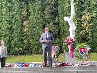 Vďaka hrdinom vojny máme slobodu, v ktorej môžeme otvorene hovoriť o hrozbách neslobody, totality, o zmysle a hodnotách humanizmu a rovnako aj demokracie, uviedol v Kalinove Michal Kaliňák
