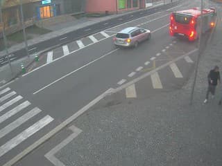 Chodci len tesne unikli tragédii: Opitý vodič trafil na zastávke autobus