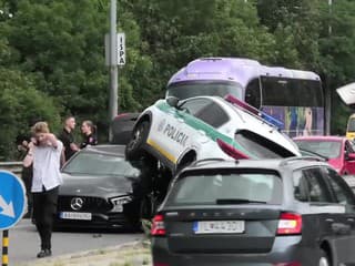 Zrážka policajného služobného auta s osobným vozidlom na Brnianskej ulici v Bratislave