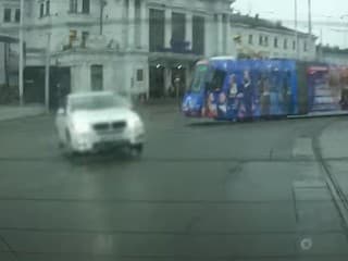 Matku s chorou dcérou sprevádzali cez mesto policajti