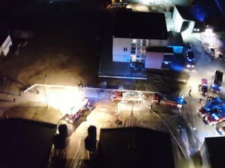 Pohľad na situáciu po veľkom požiari v hospodárskom objekte pri Vištuku