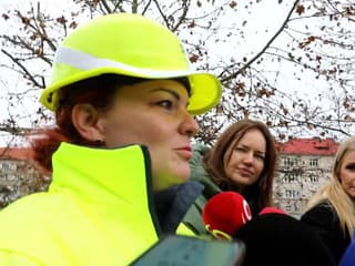 Most ponad rieku Hron pri malej železničnej stanici začali búrať