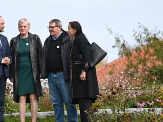 Vo Veľkej Mači otvorili pamätník Jána Kuciaka a Martiny Kušnírovej za účasti rodičov