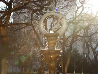 Krátke skúšobné spustenie obnovenej fontány Svetový poštár