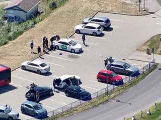 Trojici ľudí sa vypomstilo obchodovanie so zbraňami a polícia ich zatkla na parkovisku