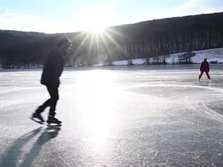 Korčuliari na vodnej ploche na Dubníku