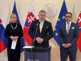 Tlačová konferencia Fica, Sakovej a Szaba na Úrade vlády