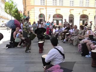 Dáždnikový pochod mestom na podporu utečencom