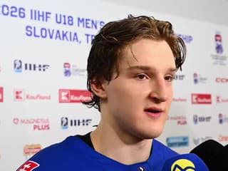 Slovenskí hokejisti do 18 rokov Samuel Šramatý a Timothy Kazda po výhre nad Kanadou