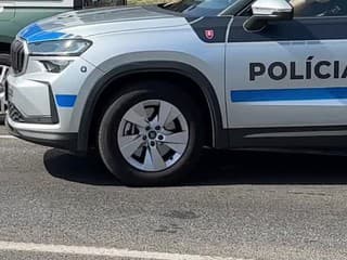 Na Bajkalskej ulici v Bratislave došlo k zrážke auta s cyklistom