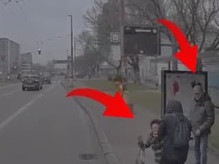 Kamera vozidla MHD zachytila prepad staršieho človeka na jednej zo zastávok