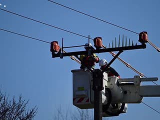 Ukážka inštalácie ochranných prvkom pre vtáky proti zásahu elektrickým prúdom