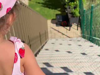 Bekim ide s dcérkou dole schodmi