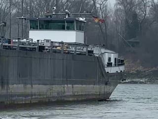 Na Dunaji pri Devíne uviazla nákladná loď