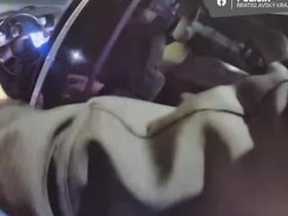 Polícia obvinila vodičku, v Bratislave nabúrala pod vplyvom alkoholu do chodníka
