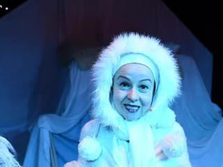 Herečka Zuzana Mišáková ako Perinbaba praje pokoj