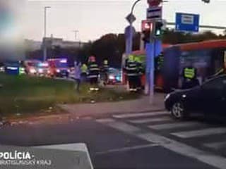 Zrážka auta a autobusu na Lamačskej ceste v Bratislave