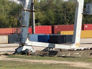 Naklonený žeriav v bratislavskom prístave prekvapil obyvateľov