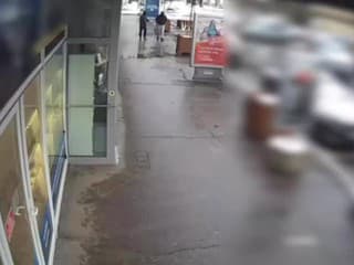 Neznámi páchatelia poškodili kladivom výklad predajne v centre Dunajskej Stredy