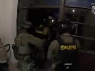 Policajná razia v Pezinku: Traja díleri drog skončili v putách