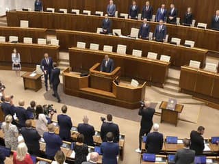 Na začiatku schôdze zložili Kováč a Slyško poslanecký sľub