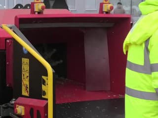 Ďalšie vianočné stromčeky sa zmenili na mulč, tentoraz v Petržalke