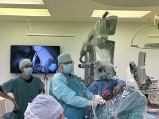 Neurochirurgovia v UNB vykonali prvú operáciou mozgu asistovanú AI v strednej Európe