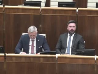 Poslanci nezačali rokovať o návrhu opozície na odvolávanie Richarda Takáča