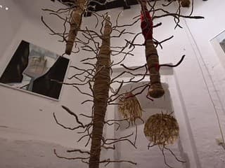 Výstava krehkých diel výtvarníčok v Mestskej veži v Trenčíne