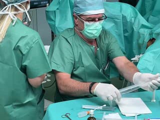 VIDEO: Nahliadnite na operačku, takto prebiehala unikátna operácia karcinómu prostaty