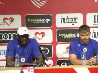 Yaya Touré a Peter Pokorný pred pred prvým zápasom 2. predkola Ligy majstrov