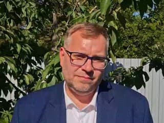 Ombudsman Dobrovodský po verbálnych útokoch na jeho úrad varuje, že od slov k činom je len krok