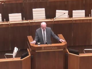 Opozícia postupne v pléne predstavuje návrhy na odvolanie ministrov