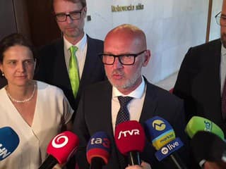 Gröhling z SaS neveril vlastným očiam, keď videl gratulujúcich a objímajúcich sa ministrov po hlasovaní o dôvere