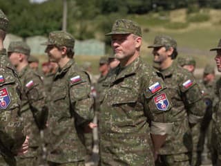 Dobrovoľníci v Národných obranných silách na vlastnej koži, vrátane prezidenta, zažili krst ohňom počas prvého dňa výcviku