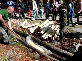 Lesníci opäť otvorili sezónu plavením dreva vo vodnom žľabe Rakytovo pri Dolnom Harmanci