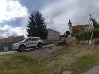 Policajná naháňačka: Motorkár unikal policajtom cez viacero obcí