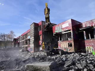 V bratislavskej Dúbravke začali s búraním starej pošty na Saratovskej ulici