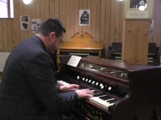 Kňaz Michal Bodnár zbiera historické harmóniá, vlastní ich viac ako 40